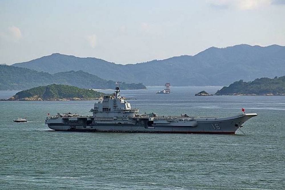 國防部表示，中國遼寧號航空母艦隊19日通過巴士海峽。圖為遼寧號2017年行經香港海域。（湯森路透）