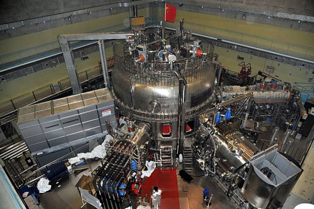 中國正加速發展核融合反應爐，圖為2013年中國改良的全超導托卡馬克核融合實驗裝置。（中新社）