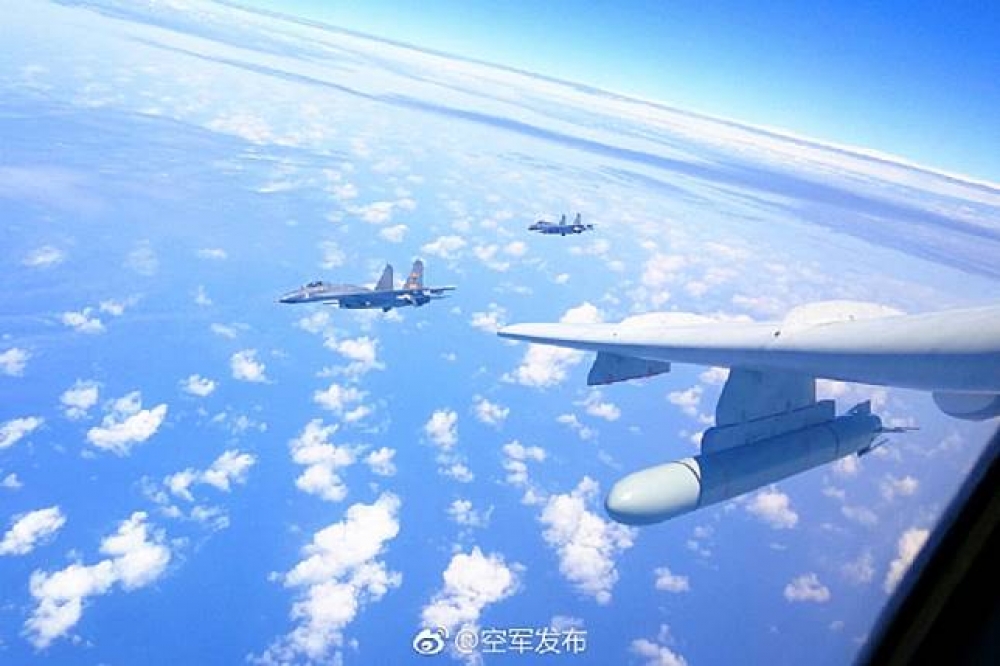 中國空軍19日在官方微博發佈「繞島巡航」的消息。（取自中國空軍官方微博）　