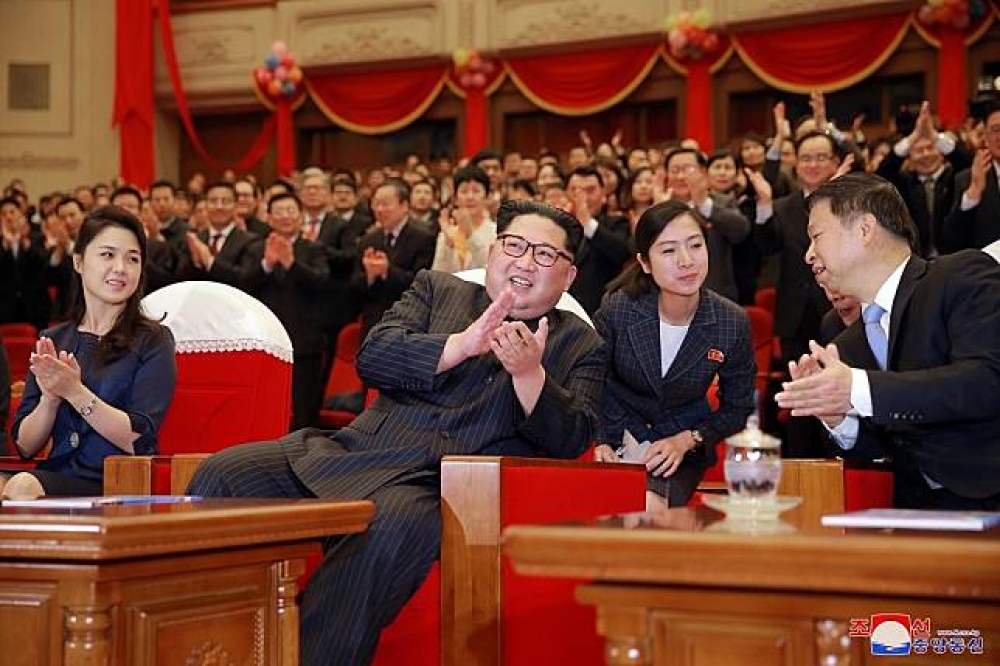 朝鮮勞動黨委員長、北韓最高領導人金正恩（左二），偕同夫人李雪主（左一）在平壤觀賞中國藝術團演出《紅色娘子軍》。（美聯社）