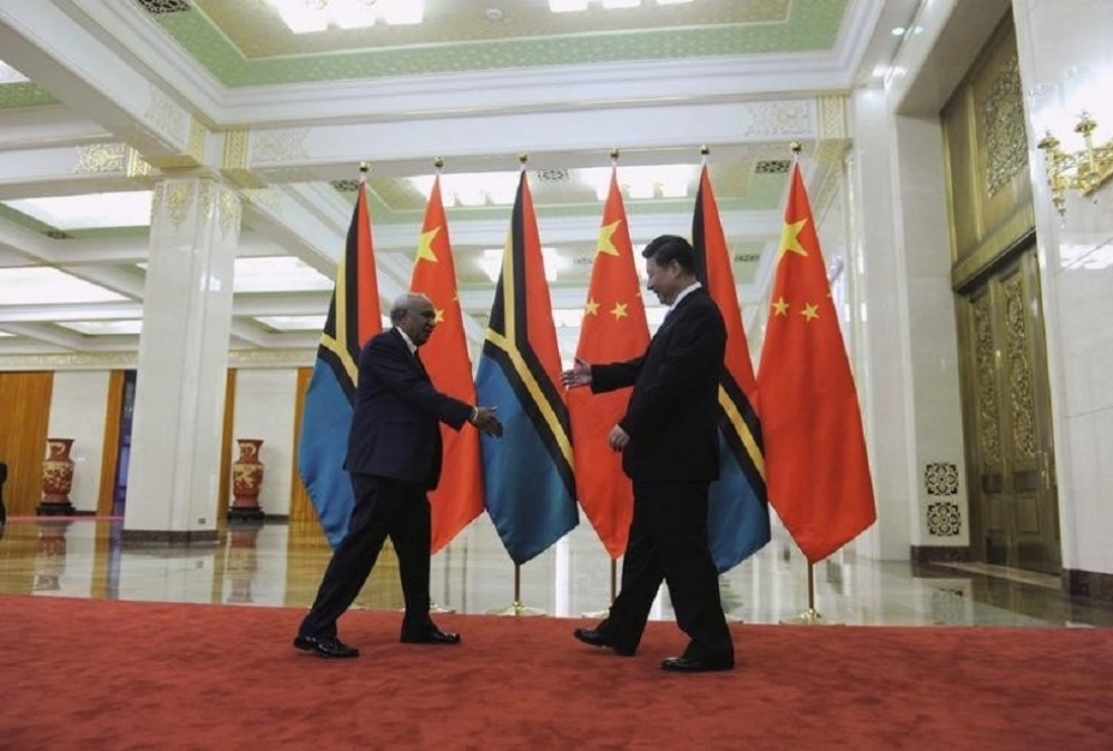 萬那杜總理薩爾維（Charlot Salwai）（左）與中國國家主席習近平（右）2015年曾在北京會面。(湯森路透)