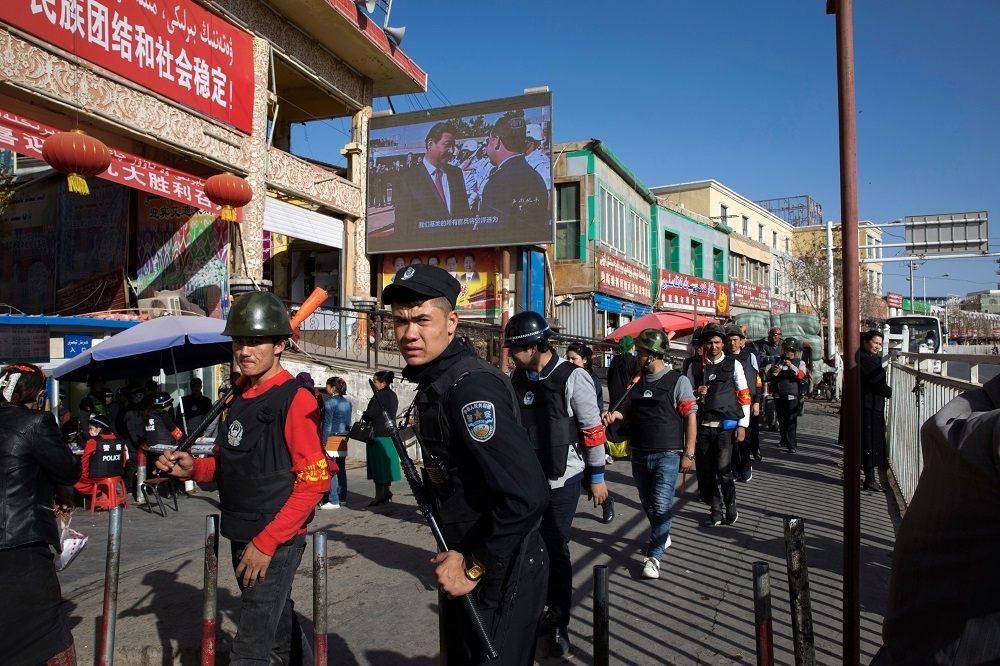 中國武警2017年出現在新疆和田市市集。（美聯社）