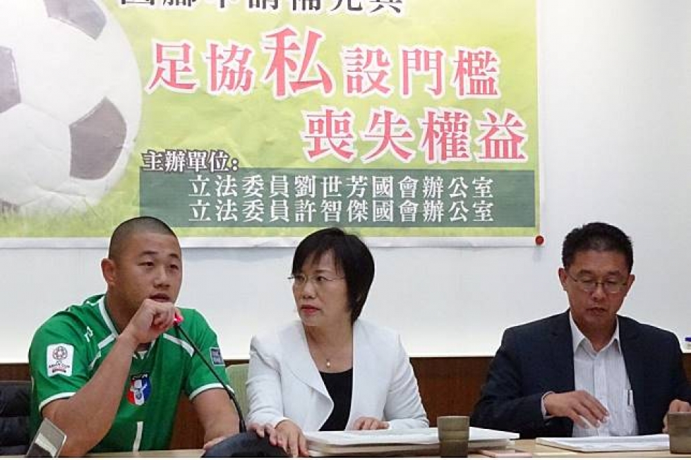 足球好手潘文傑（左1）18日在民進黨立委劉世芳（左2）、許智傑（右1）的陪同下舉行記者會。（圖片取自劉世芳-高雄芳城市臉書）