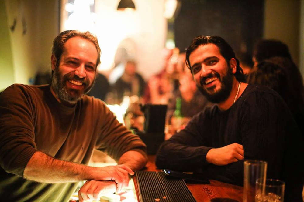 有人手執武器，有人逃離家園，海濟（左）卻開了酒吧，在大馬士革這個亂城中生活下去。（Somar Hazim facebook）