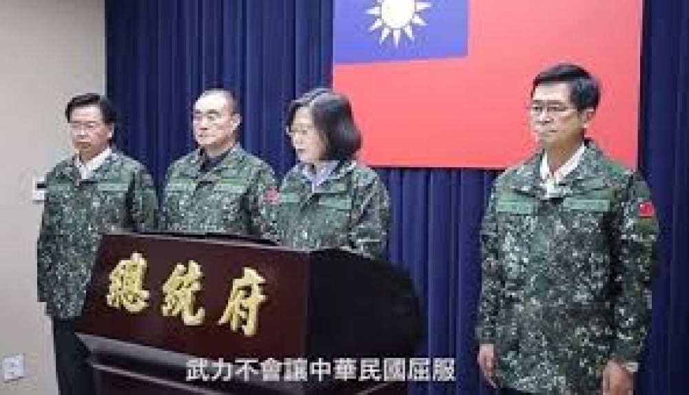 國防部舉行政軍兵推時，總統與總統府秘書長的同款外套，卻不見同樣臂章，引發質疑。（圖片翻攝自:國防部發言人臉書）
