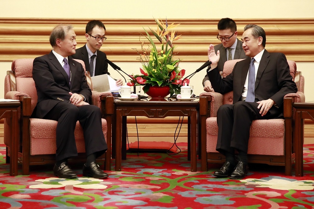 中國外交部部長王毅29日與日本外務省事務次官秋葉剛男會面。（美聯社）