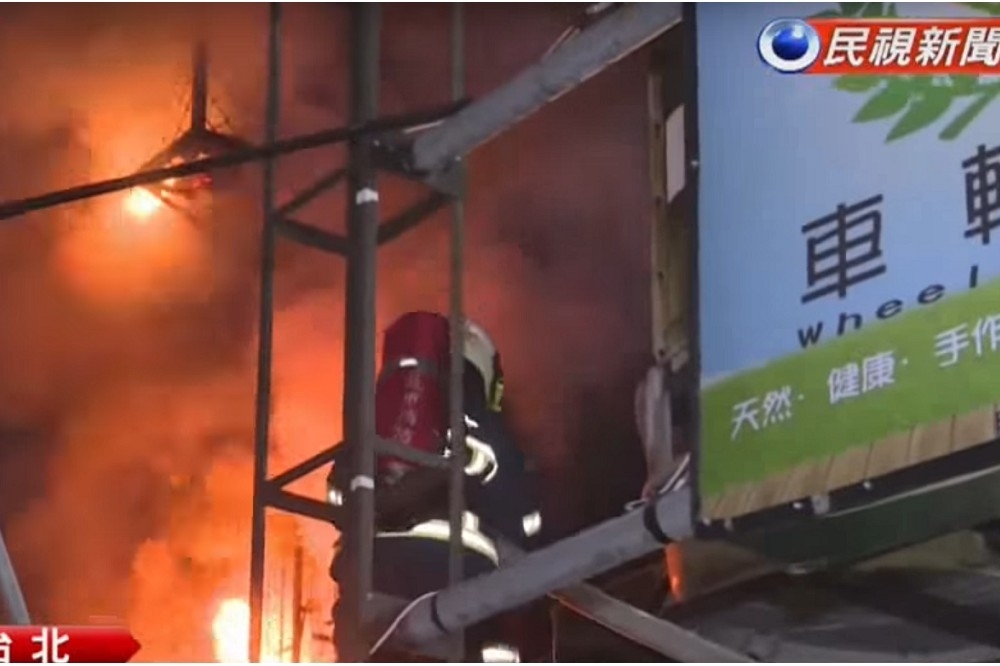 台北市中山區龍江路一公寓傳出火警，目前造成7人受傷、1人死亡。（圖片取自民視綜合頻道YouTube影片截圖）