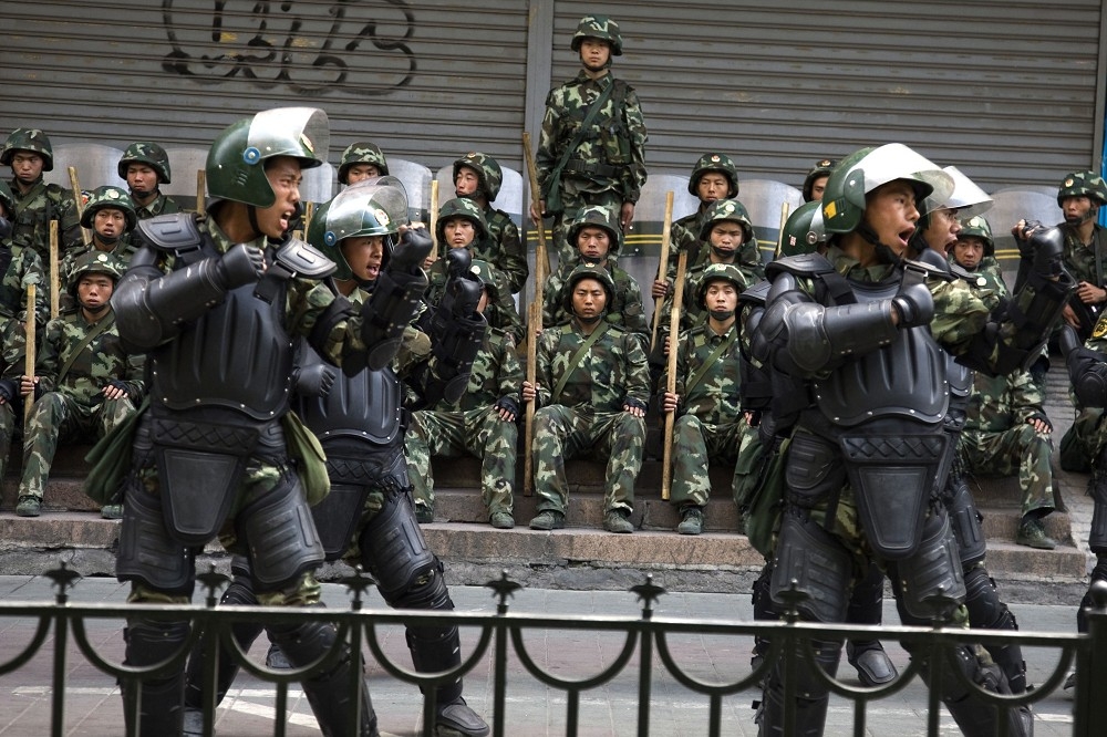 中國新疆烏魯木齊2009年發生暴力衝突，警方湧入當地進行管制。（湯森路透）