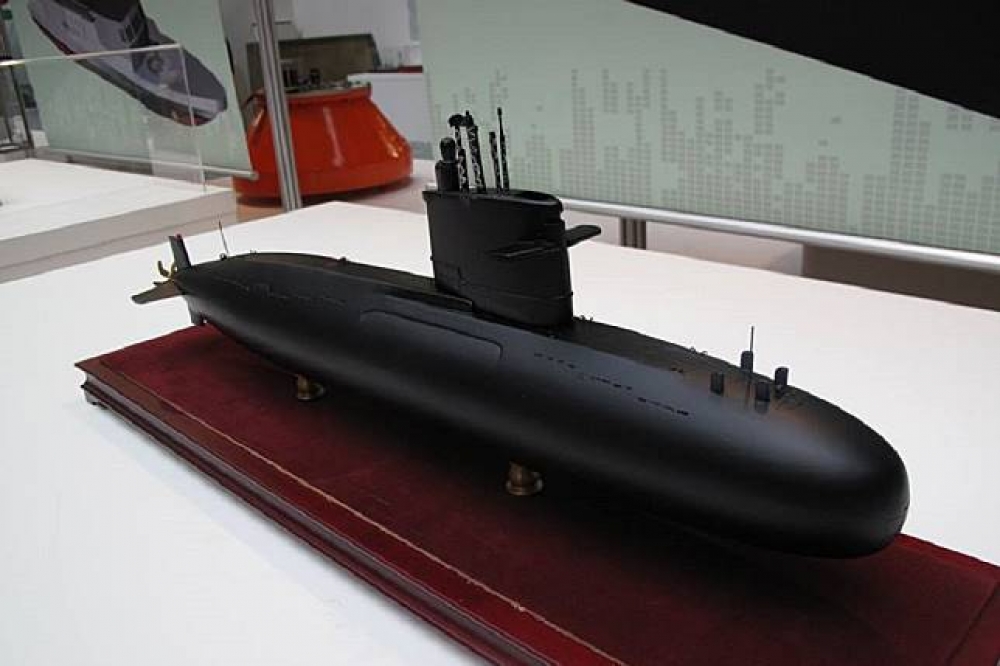 潛艦國造設計標案已完成1500與2000噸兩型潛艦的構型設計，因戰鬥系統等「紅區裝備」尚未獲得，兩型潛艦的構型將同時進入細部設計階段。圖為潛艦國造模型。（讀者提供）