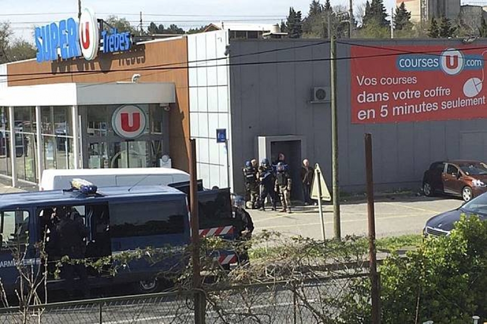 法國南部的超市23日發生恐攻，遭擊斃的歹徒自稱效忠IS，警方攻堅後，事件落幕。（AP）