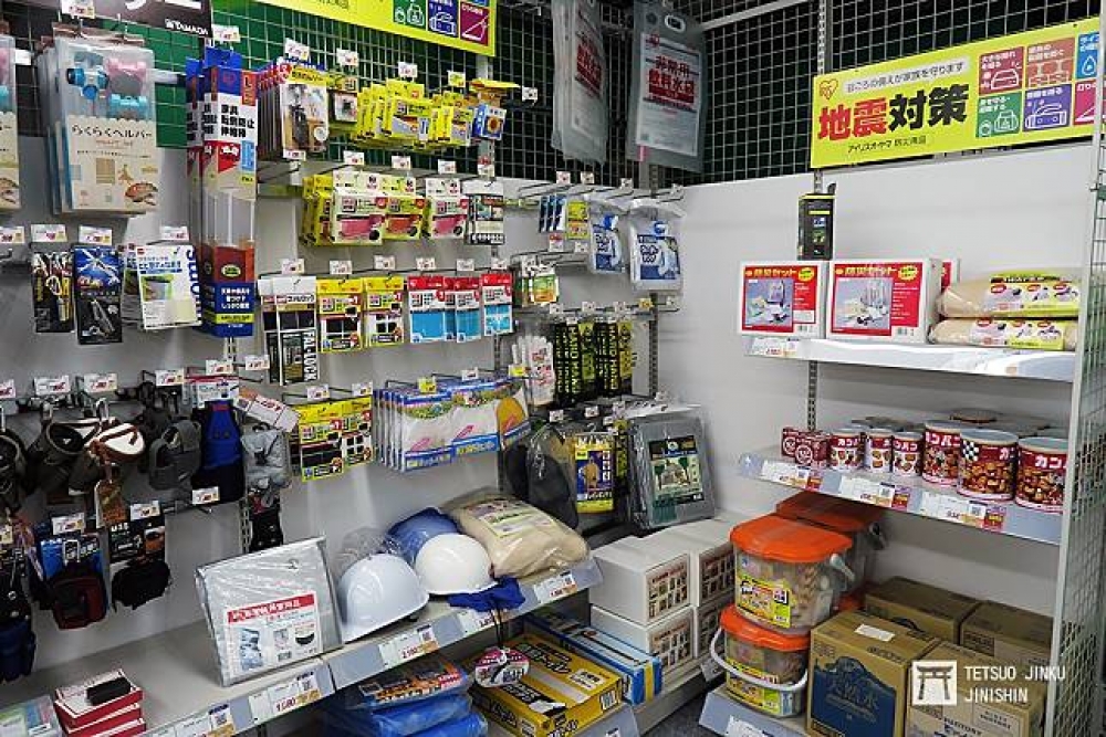 日本的大賣場設有防災商品專區，販售琳瑯滿目的防災用品。（攝影：陳威臣）