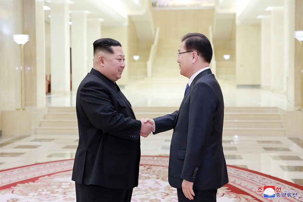 南韓國家安保室長鄭義溶（右）與北韓領導人金正恩（左）的會面是南韓近10年首度有高階官員訪朝。（美聯社）