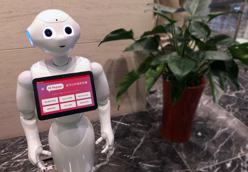 台新分行實體機器人Pepper亦導入語音系統，民眾可直接詢問問題。(圖片來源: 台新銀行 )