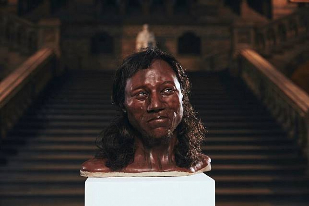 英國研究團隊將萬年古代人類「切達人」的遺骸作DNA臉部重建，發現其為黑皮膚、藍眼睛。（湯森路透）