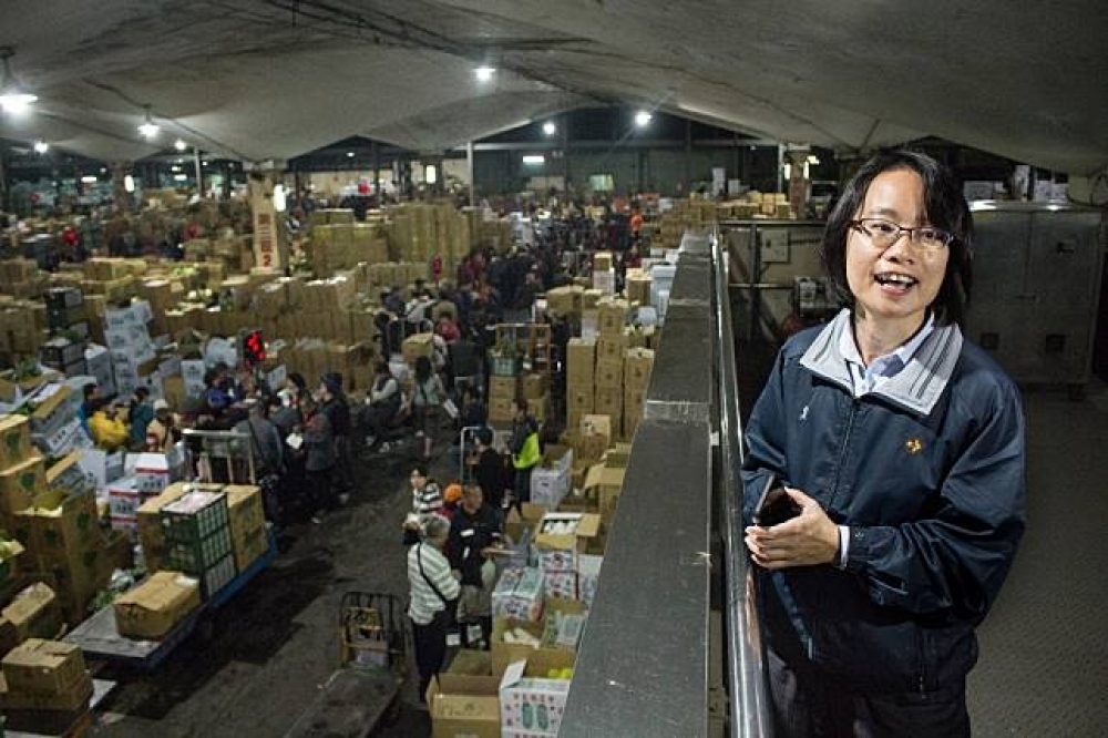 吳音寧8日清晨視察台北第一果菜市場，表示價格相當平穩。（攝影：李隆揆）