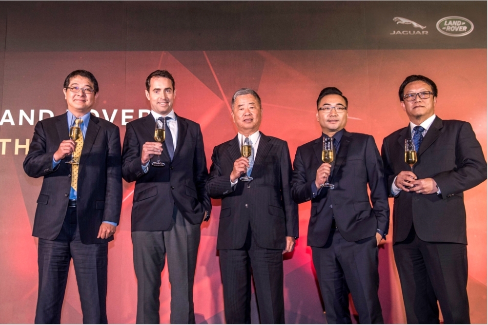Jaguar Land Rover 亞太營運總裁 Mr. Robin Colgan(左二)與台灣分公司新任總經理曹耀中(右二)合影。(照片提供：九和汽車)