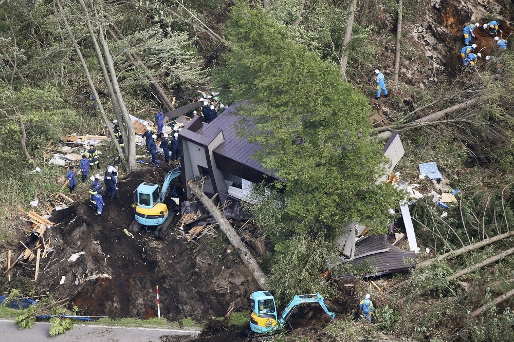 北海道強震引發多處土石流、房屋倒塌。（美聯社）