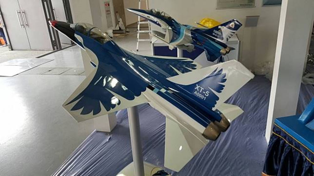 漢翔公司製造的高教機，模型在美國進行風洞測試，預計2020年進行原型機首飛，但因提供相關引擎與重要組件等多家國外廠商，已向漢翔表達要漲價，漲幅超過兩成以上。圖為T-5「藍鵲」教練機。(攝影：朱明)