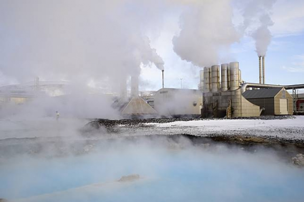 大量的蒸氣從冰島格林達維克（Grindavík）的地熱發電廠升起。（美聯社）
