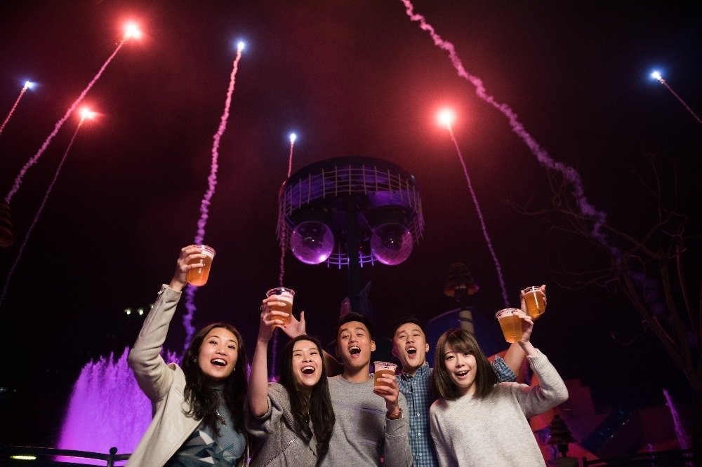 「香港海洋公園歌酒節2018」每晚均會舉辦兩場45分鐘的本地狂熱音樂會，將活動氣氛推至頂最高點。（圖片來源：香港海洋公園）