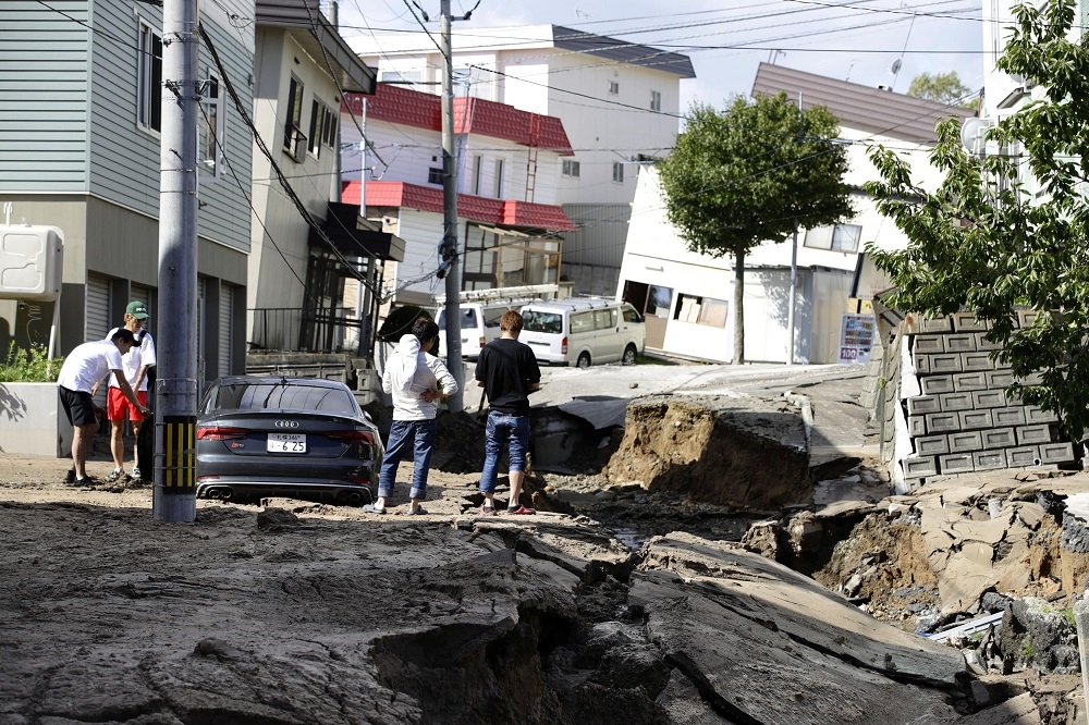 日本札幌市道路坍陷。（湯森路透）