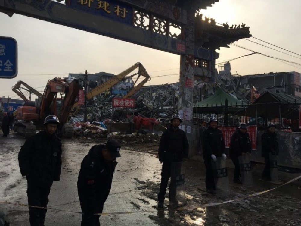 北京公寓發生大火，後續卻引發當局驅趕社會底層人口爭議。（法新社）