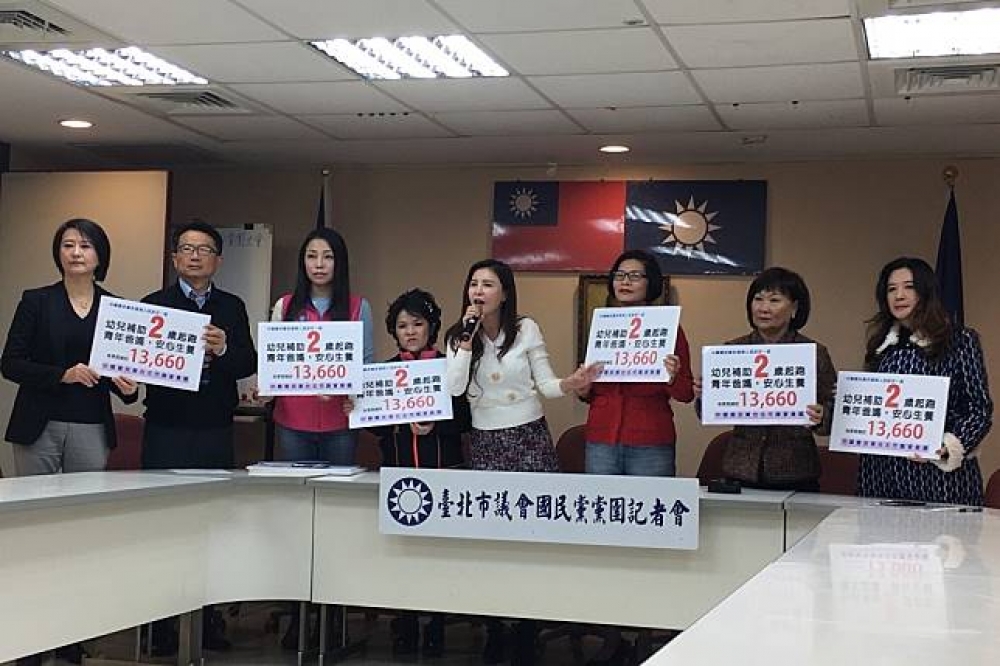 台北市議會國民黨團5日上午召開記者會，要求補助私幼學費「一次到位」，直接下修至2歲幼兒，以減輕家長的負擔。（攝影：徐乙喬）