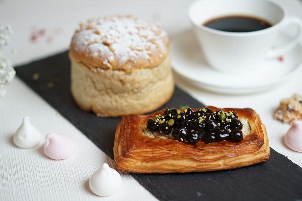 珍奶麵包「茶醞珍珠丹麥」及「珍奶酥菠蘿」。（圖片：六福旅遊集團）