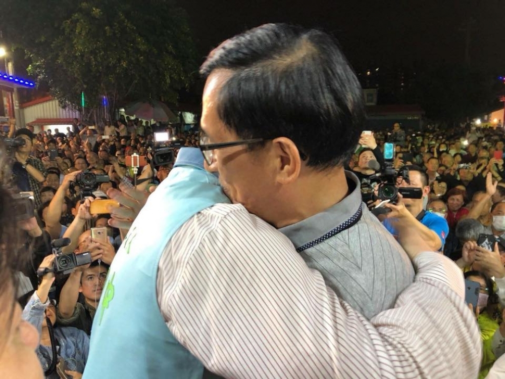 圖為陳水扁3月18日晚上參加陳致中造勢晚會，並上台擁抱陳致中。(圖片取自陳致中臉書)