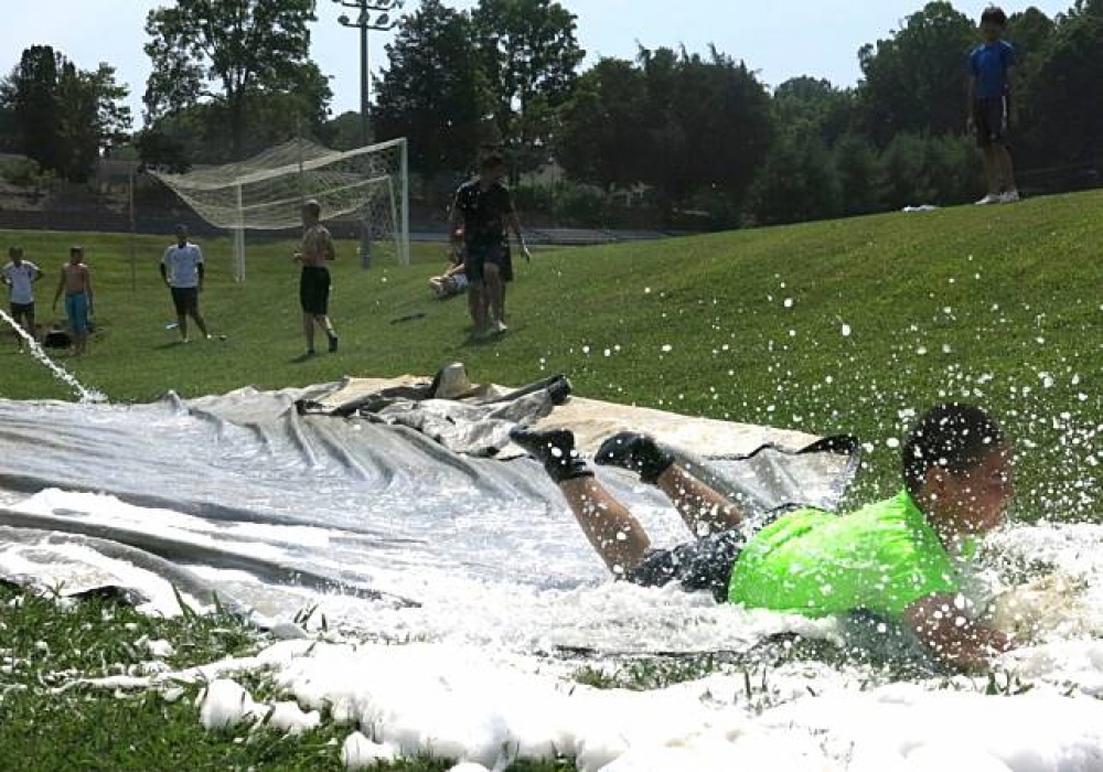 第一屆學員對美式棒球的訓練方式印象深刻，如：泡沫水道練滑壘訣竅。（照片提供：台灣運動產業協會）