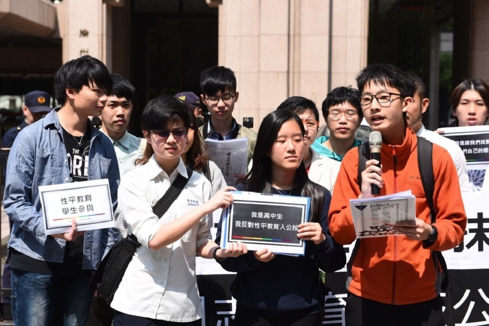 抗議反對同志教育公投，學生代表要求以利害關係人身分，出席聽證會，以表達反對此公投案的立場。（攝影：李昆翰）