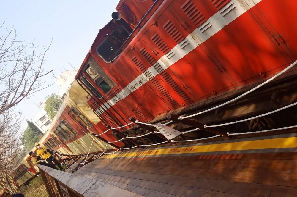 阿里山小火車13日下午再度傳出擦撞月台事故，未傳出人員傷亡。（圖片取自台鐵家族臉書社團）
