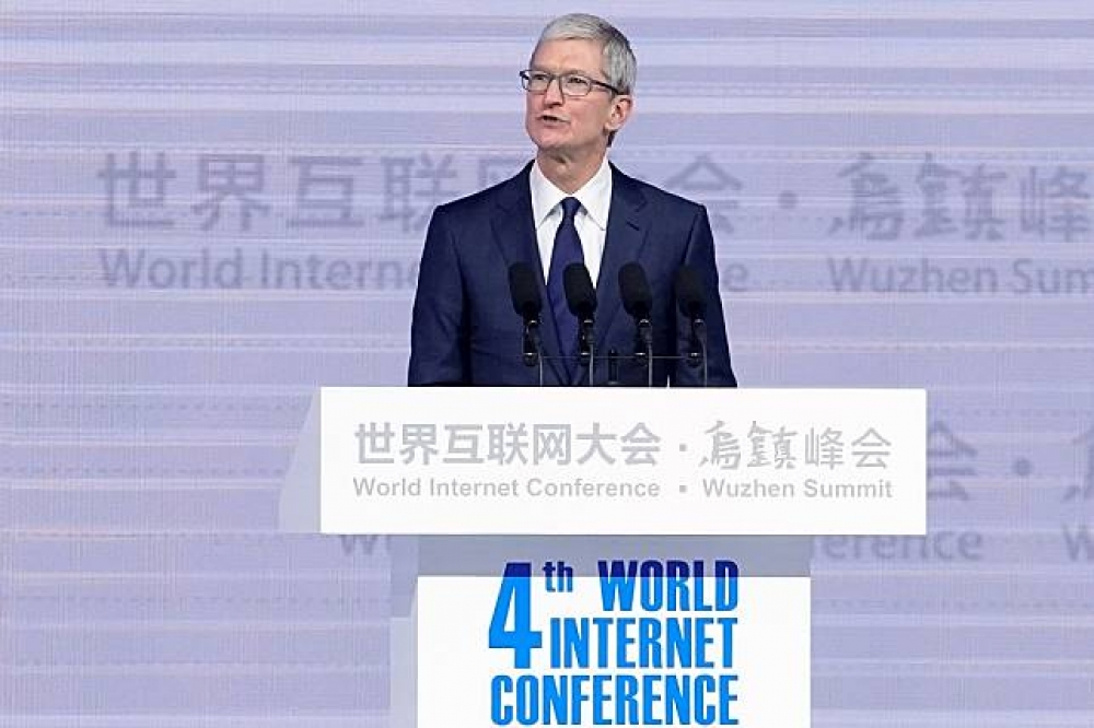 Apple執行長庫克3日出席第4屆的世界互聯網大會。（湯森路透）