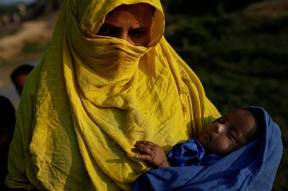 一名羅興亞婦女與其新生兒。（湯森路透）