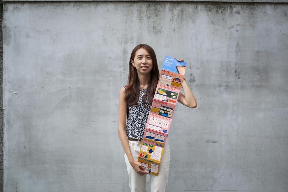 勇闖科索沃、推動數位外交的台灣女孩郭家佑，手持她推動的「2018科索沃未來展」文宣品。（攝影：李昆翰）