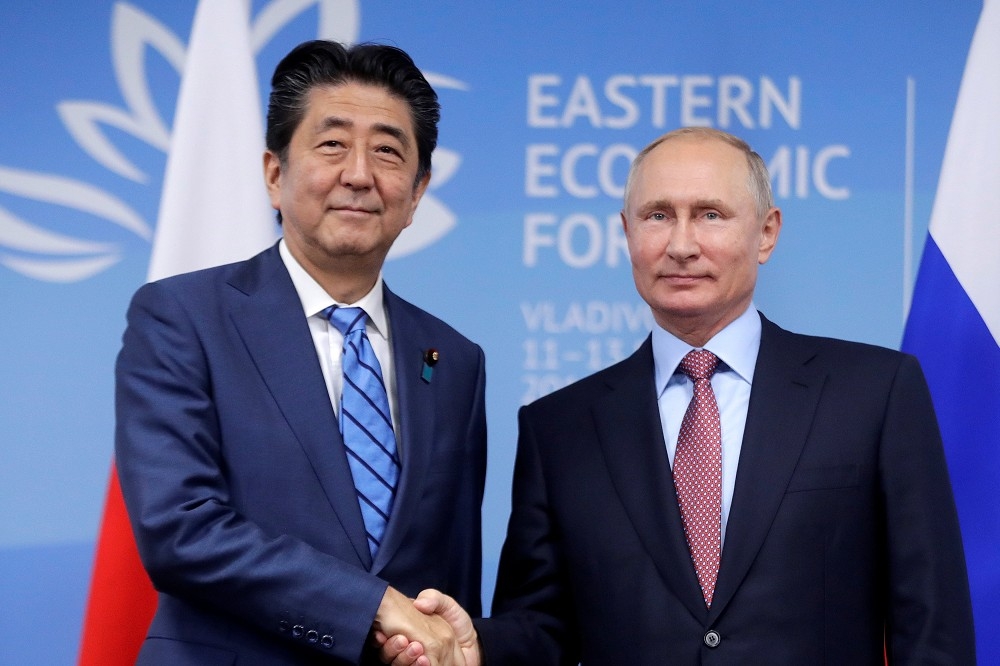 日本首相安倍晉三、俄羅斯總統普京在海蔘威舉辦的東方論壇會面。（湯森路透）