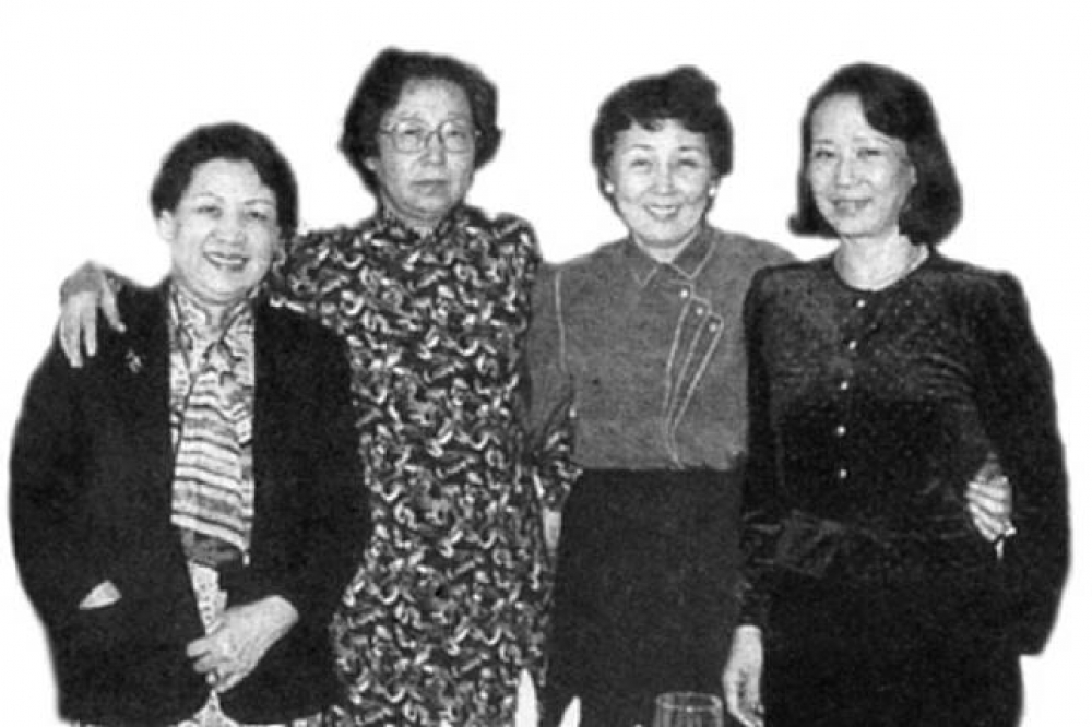 著名文人、企業家殷琪母親殷張蘭熙22日過世。照片由左至右分別為林海音、齊邦媛、殷張蘭熙、林文月。（圖片取自http://www.haozuojia.com）