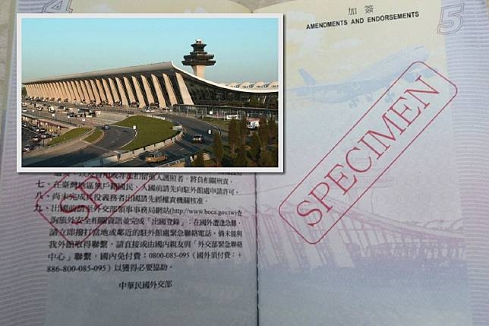 有眼尖網友發現，新一代護照內的照片設計竟然與美國維吉尼亞州的華盛頓杜勒斯國際機場撞外型。（合成畫面／葉信菉攝；圖片取自christopher consultants官方網站）