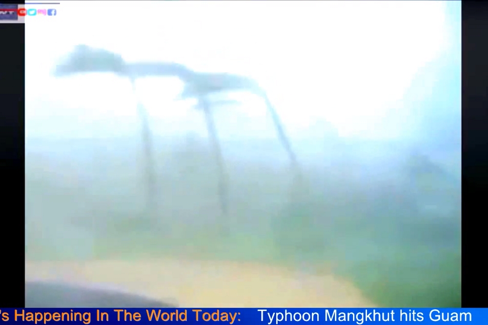 第22號颱風山竹 (MANGKHUT) 10日夜襲關島，造成關島街道淹沒、樹木及電線倒塌，導致大面積停電。（圖片翻攝至youtube）