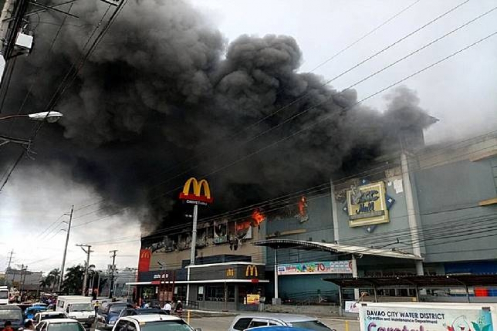 英國《衛報》報導，菲律賓南部納卯市的一間購物中心23日上午發生大火，有37人被認為不幸命喪火窟。（湯森路透）