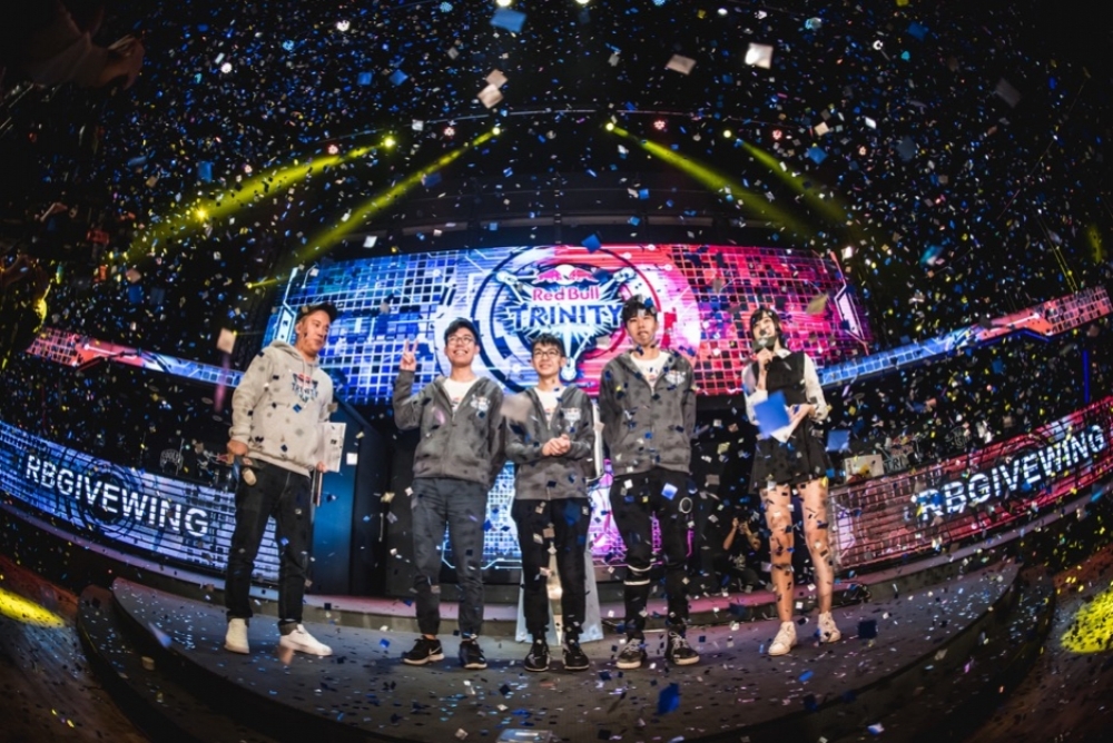 來自香港的 RBGiveWing 靠著良好的團隊默契成功擊敗了 OnlyForFun，奪下了首屆 Red Bull Trinity 冠軍。（圖片來源：Red Bull 提供）