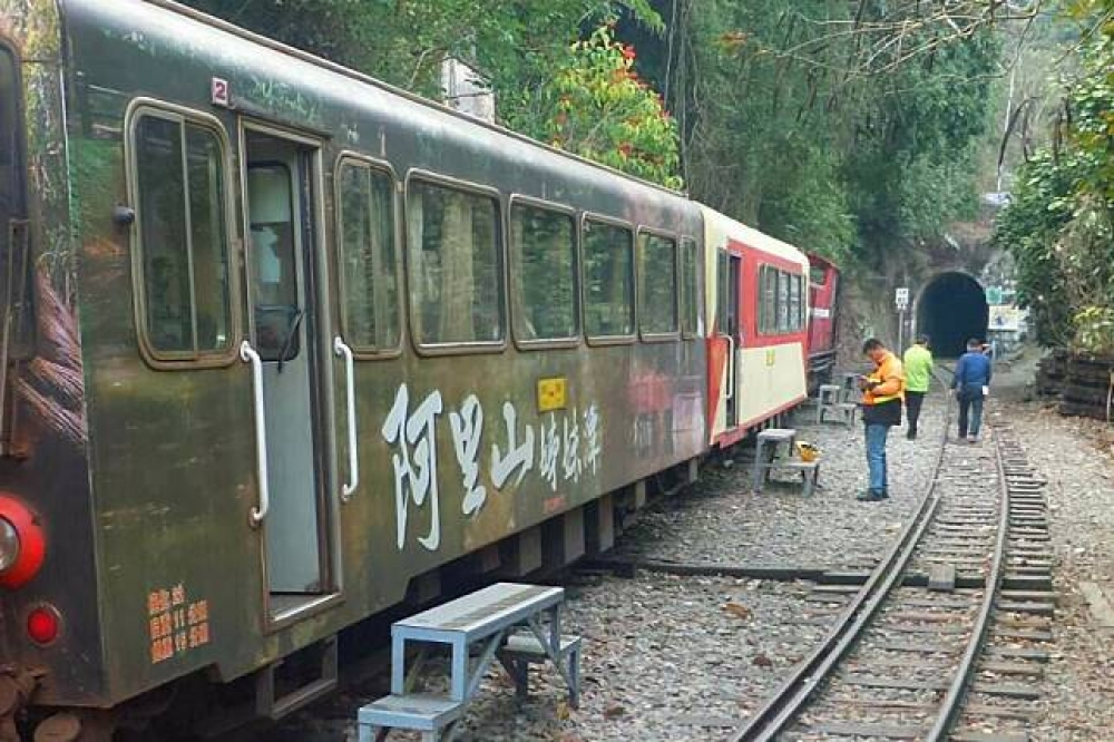 阿里山小火車2月14日發生出軌意外，這已是1個月內的第3次出軌意外。（台鐵局提供）