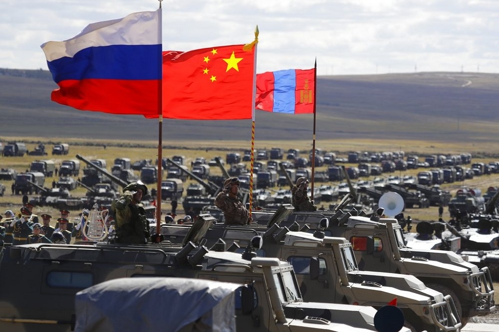 13日俄羅斯、中國、蒙古三國軍隊在楚戈爾演習場進行聯合軍演。（美聯社）