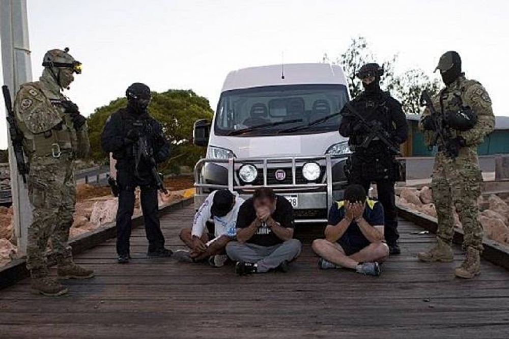 法務部調查局與澳洲等國外執法機關，21日在西澳成功破獲跨國毒品走私案，共查獲重達1.2公噸甲基安非他命。（調查局提供）