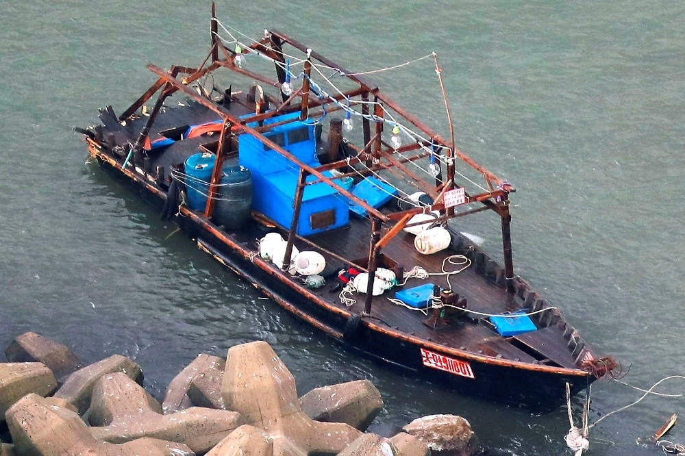 日本秋田縣11月24日漂來一艘木船，船上8名船員自稱來自北韓。（湯森路透）