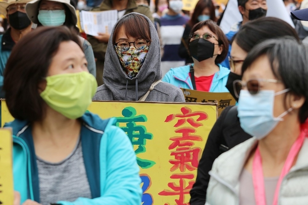 台灣健康行動聯盟17日下午1點分別在台中及高雄舉辦「反空污抗暖化救健康大遊行」。（攝影：李隆揆）