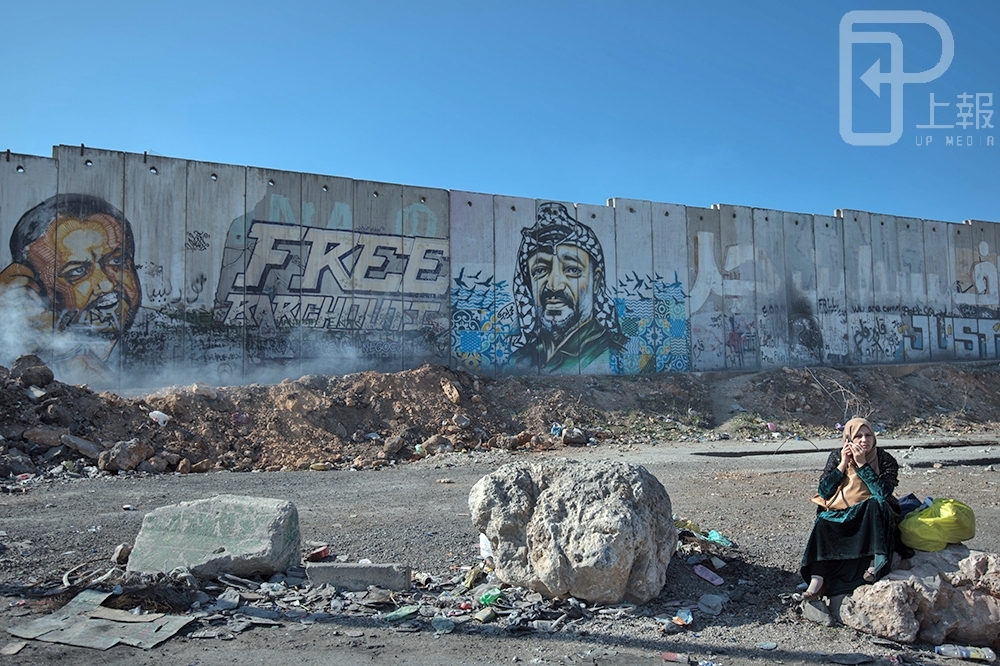 巴勒斯坦城市—拉姆安拉 (Ramallah)，聳立的高牆和鐵絲網，牆內的巴勒斯坦人，目前也只有在自己這一側的牆上留下憤怒的塗鴉。(攝影：李昆翰)
