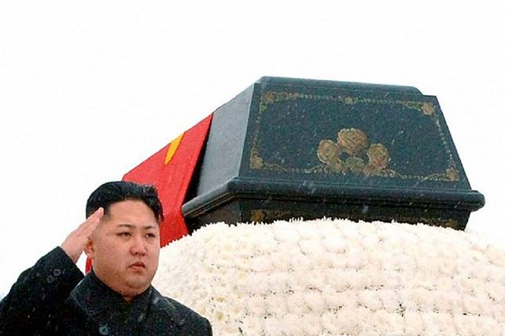 北韓領導人金正恩於2011年金正日的葬禮上致敬。（湯森路透）