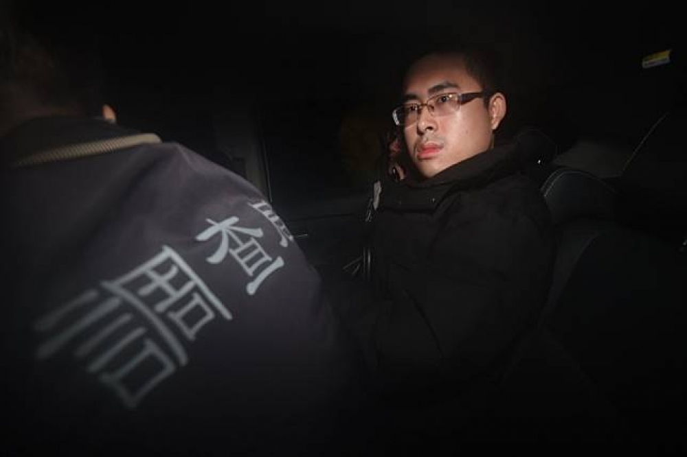 王炳忠於11時許被檢警帶走，送往新店調查站偵訊。（攝影：葉信菉）