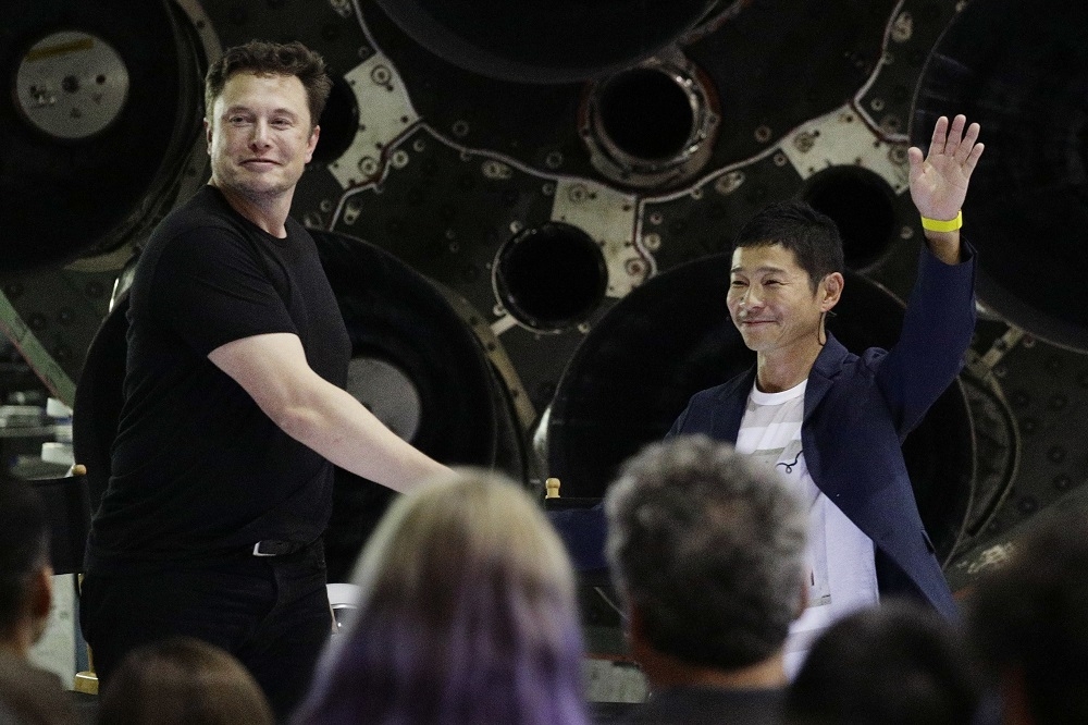美國太空探索公司創辦人馬斯克與日本企業家前澤友作。（美聯社）